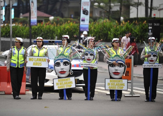 Aksi Polwan dengan ondel-ondel semangati Operasi Simpatik Jaya 2015