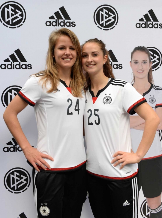 Pose timnas sepakbola cantik Jerman pamer jersey baru