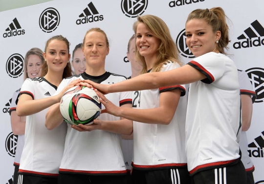 Pose timnas sepakbola cantik Jerman pamer jersey baru