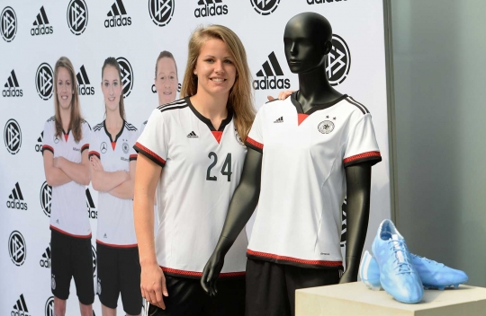 Pose timnas sepakbola cantik Jerman pamer jersey baru