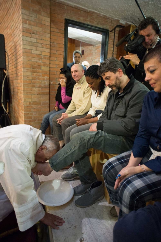Perayaan Paskah, Paus Francis cium kaki narapidana di Roma