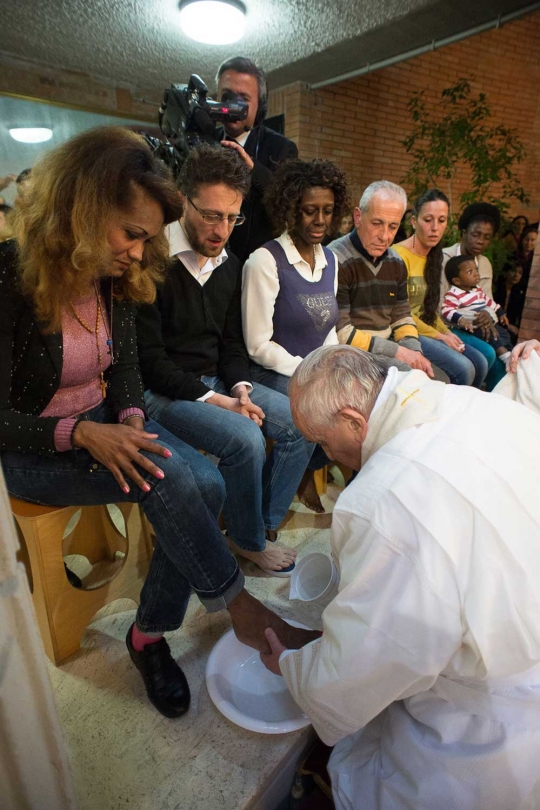 Perayaan Paskah, Paus Francis cium kaki narapidana di Roma