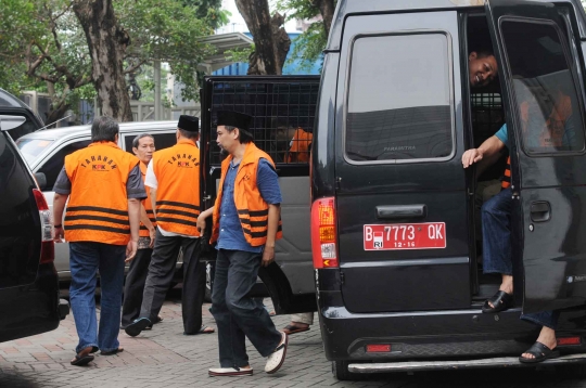 Tahanan KPK usai salat Jumat dan kebaktian