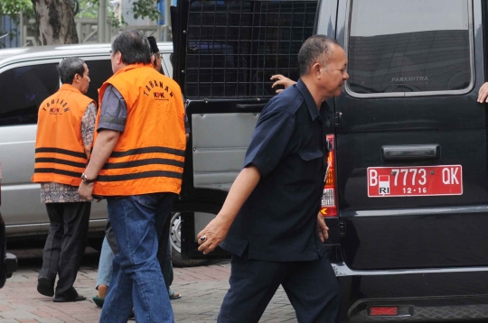 Tahanan KPK usai salat Jumat dan kebaktian