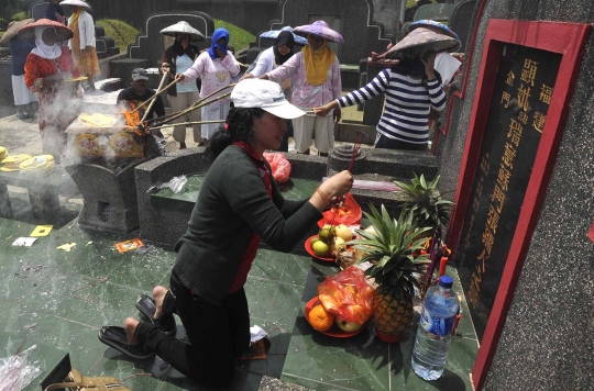 Warga Tionghoa gelar ritual Cheng Beng