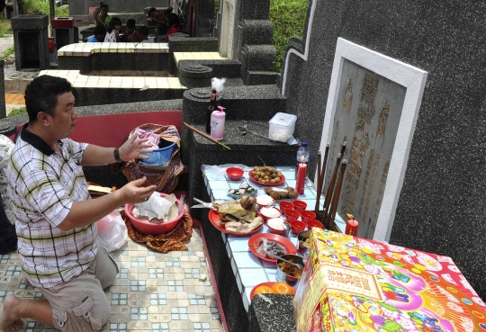 Warga Tionghoa gelar ritual Cheng Beng