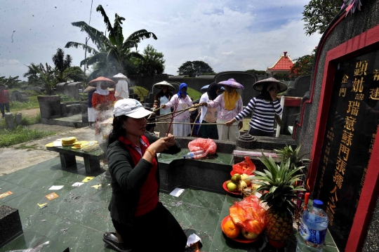 Warga Tionghoa gelar ritual Cheng Beng