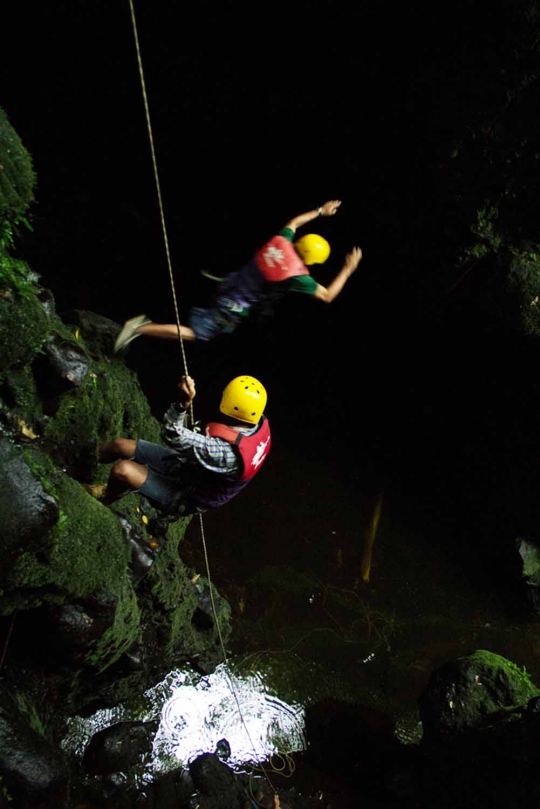 Menantang adrenalin telusuri Sungai Pelus di lereng Gunung Slamet