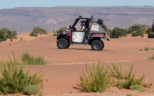 Aksi heroik para wanita bersaing dalam balap offroad di Gurun Sahara