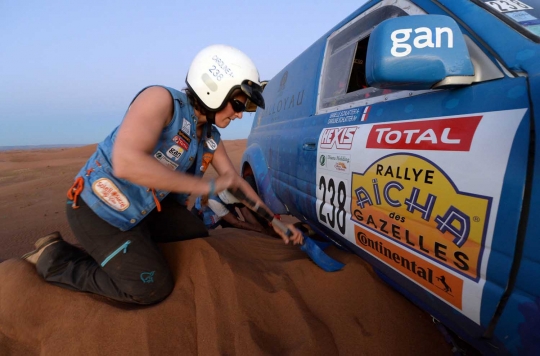 Aksi heroik para wanita bersaing dalam balap offroad di Gurun Sahara