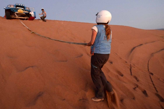 Aksi heroik para wanita bersaing dalam balap offroad di Gurun Sahara