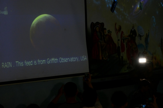 Menyaksikan fenomena Gerhana Bulan Total dari Planetarium