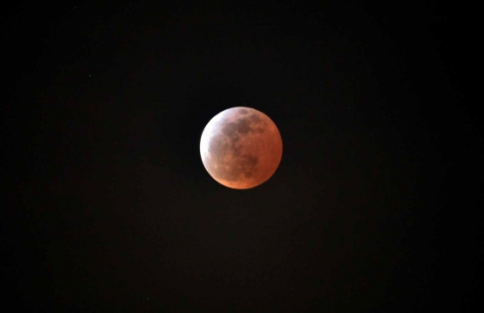 Indahnya penampakan Gerhana Bulan Merah dilihat dari langit Tokyo