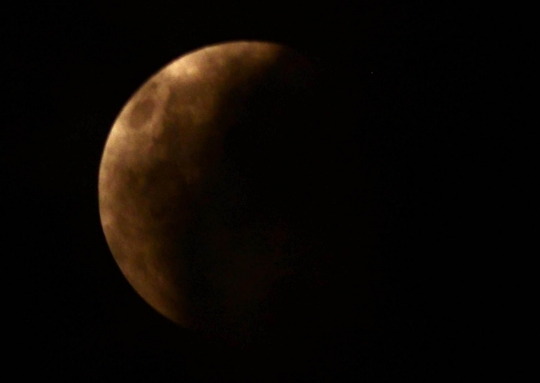 Begini indahnya Gerhana Bulan Merah yang terlihat jelas di Jimbaran
