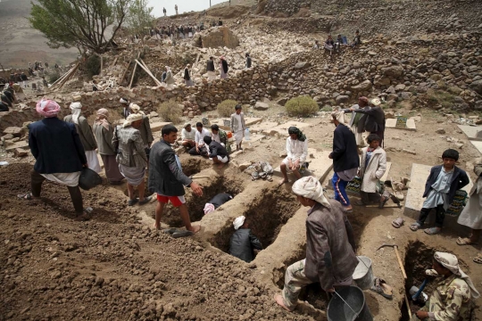Korban serangan Saudi berjatuhan, warga Yaman bikin kuburan massal