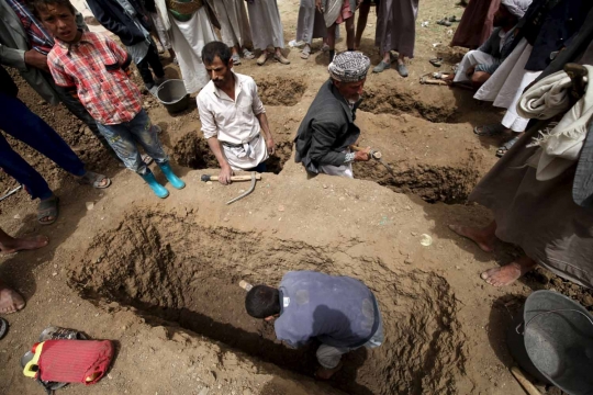 Korban serangan Saudi berjatuhan, warga Yaman bikin kuburan massal