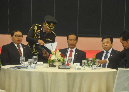 Rapat konsultasi di DPR, Jokowi diapit Setya Novanto dan Fadli Zon