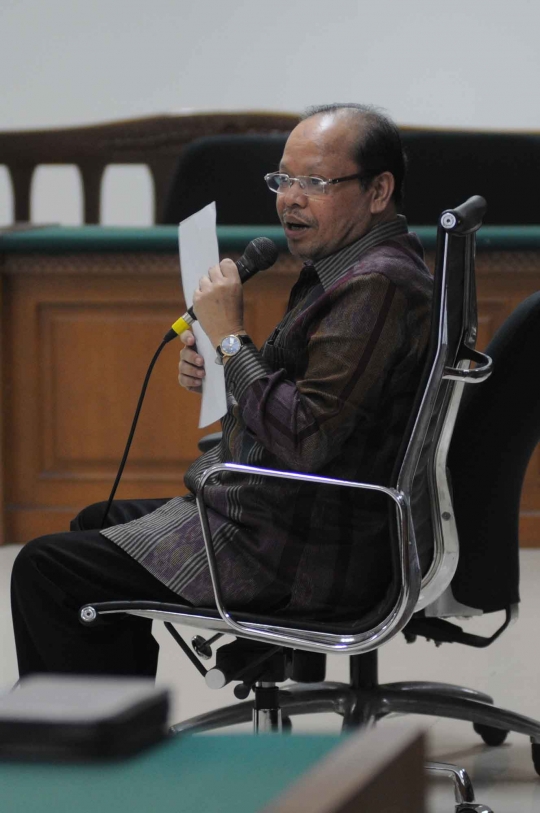 Ekspresi Sutan usai sidang perdananya ditunda hakim Tipikor