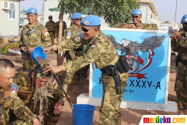 Foto Naik pangkat di Darfur prajurit TNI disiram 