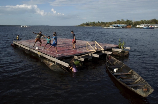 Keceriaan bocah Brasil main bola di atas Sungai Hitam Amazonas