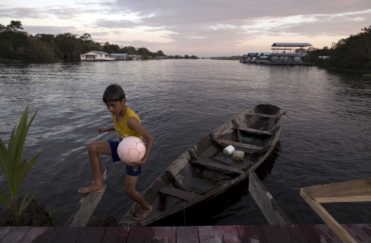Keceriaan bocah Brasil main bola di atas Sungai Hitam Amazonas