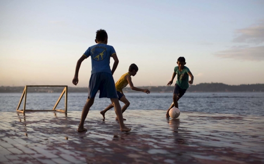 Keceriaan bocah Brasil main bola di atas Sungai Hitam Amazonas