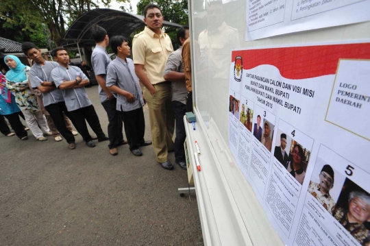 Warga antre ikut simulasi Pilkada 2015 di kantor KPU