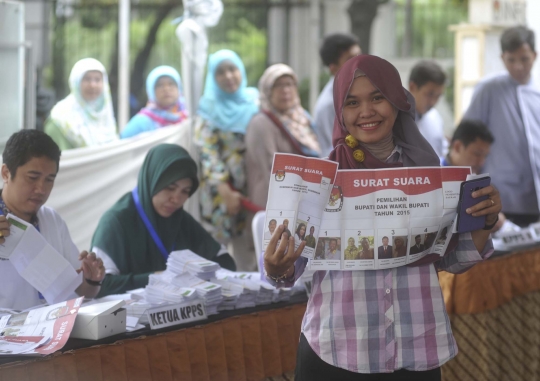 Warga antre ikut simulasi Pilkada 2015 di kantor KPU