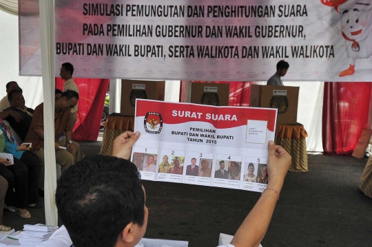 Warga antre ikut simulasi Pilkada 2015 di kantor KPU