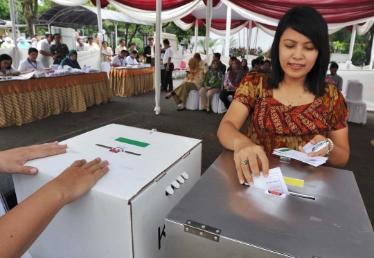 Warga antre ikut simulasi Pilkada 2015 di kantor KPU