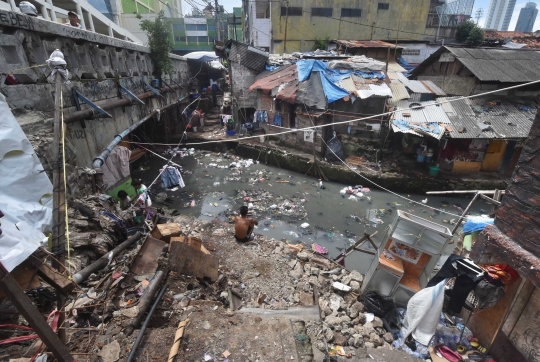 Potret suram permukiman kumuh di balik gedung tinggi Jakarta