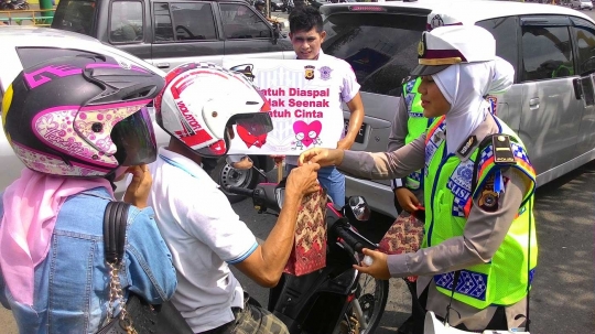 Berseragam sekolah, Polantas Aceh sosialisasi aturan berlalu lintas
