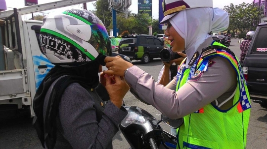 Berseragam sekolah, Polantas Aceh sosialisasi aturan berlalu lintas