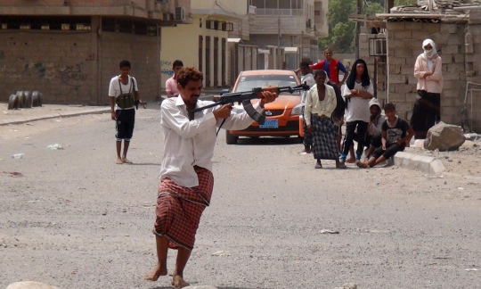 Pertempuran sengit warga Yaman bantu pasukan koalisi serang Houthi