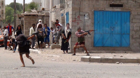 Pertempuran sengit warga Yaman bantu pasukan koalisi serang Houthi