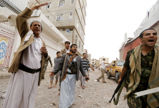 Pertempuran sengit warga Yaman bantu pasukan koalisi serang Houthi