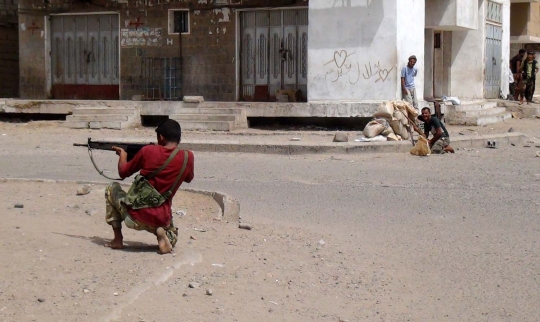 Pertempuran sengit warga Yaman bantu pasukan koalisi serang Houthi