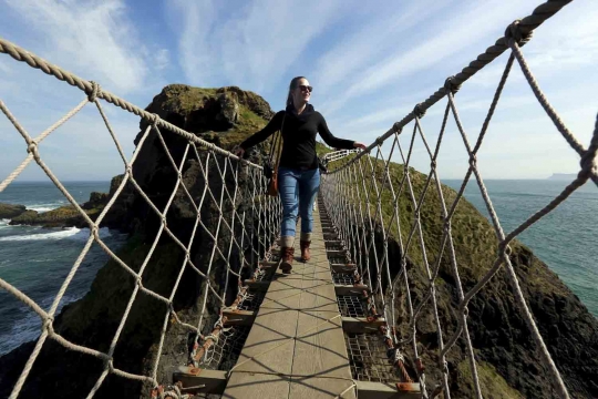 Sensasi merinding lewati jembatan 350 tahun di atas Pantai Causeway