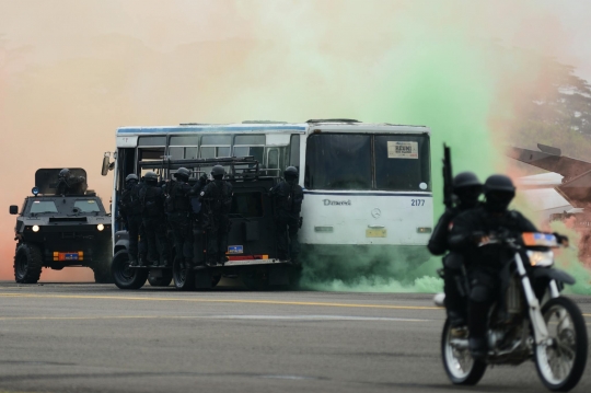 Aksi pembebasan sandera dan manuver jet tempur ramaikan HUT TNI AU