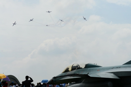 Aksi pembebasan sandera dan manuver jet tempur ramaikan HUT TNI AU