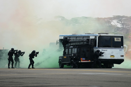 Aksi pembebasan sandera dan manuver jet tempur ramaikan HUT TNI AU