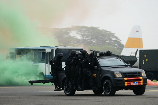 Aksi pembebasan sandera dan manuver jet tempur ramaikan HUT TNI AU