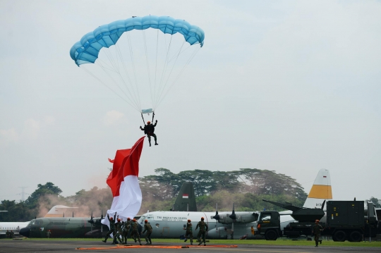 Aksi pembebasan sandera dan manuver jet tempur ramaikan HUT TNI AU