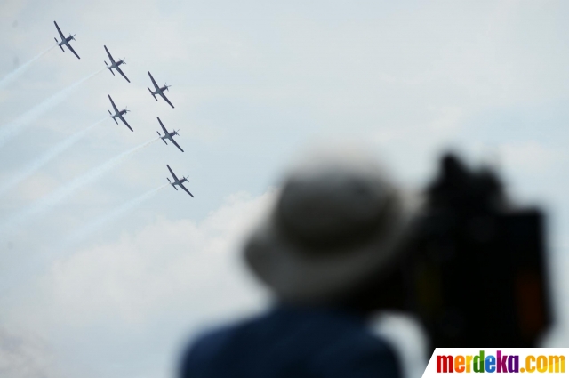 Foto : Aksi pembebasan sandera dan manuver jet tempur 