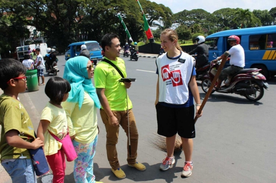 Datang dari AS, bule ganteng & cantik ini jadi tukang sapu di Malang