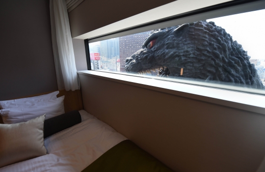 Menikmati sensasi menegangkan tidur di 'Kamar Godzilla'