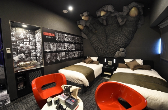 Menikmati sensasi menegangkan tidur di 'Kamar Godzilla'