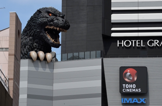 Menikmati sensasi menegangkan tidur di 'Kamar Godzilla'