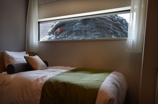 Menikmati sensasi menegangkan tidur di 'Kamar Godzilla'