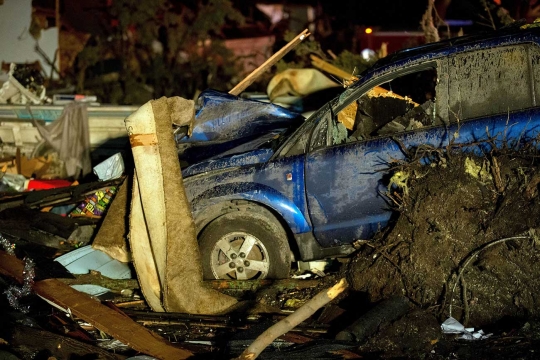 Tornado hantam Chicago, ratusan rumah dan mobil jadi puing